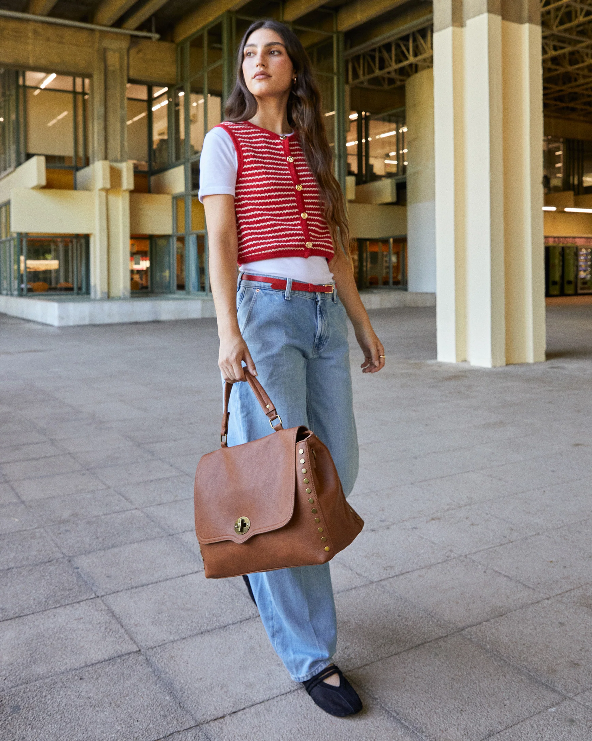 Aniada bolso bandolera grande con solapa y detalles metálicos