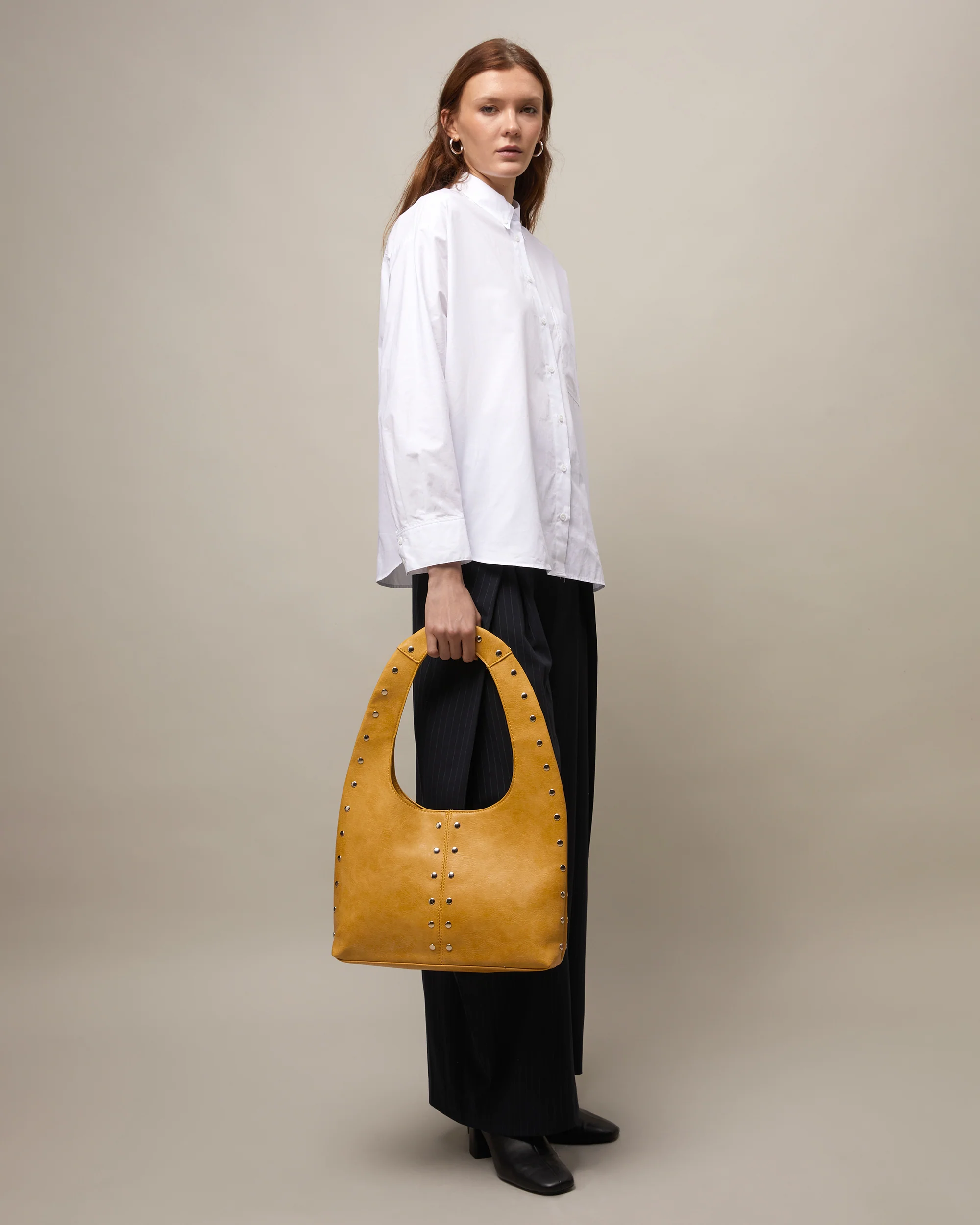 Estrangi bolso hobo grande con detalles metálicos - Image 3